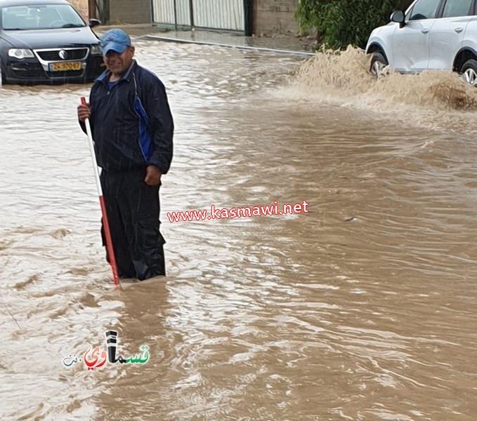 في هذه الأجواء الماطرة ... يكمل العطاء .. طواقم الصيانة ونادر ابو عقل في الميدان يلبون احتياجات الاهالي